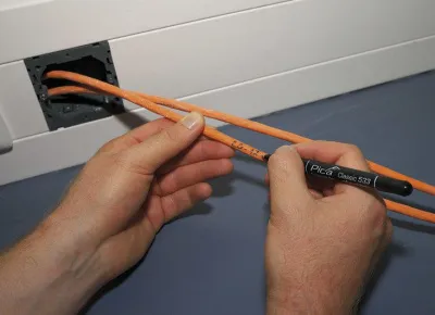 Тонкий перманентный черный маркер Pica-Marker 533/46