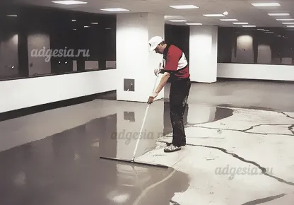 нанесение финишного ровнителя для пола Ультраплан Эко Мапей