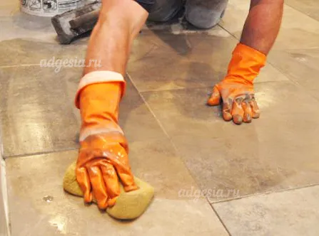 удаление эпоксидной затирки целлюлозной губкой