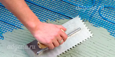 нанесение плиточного клея forbo eurocol 778