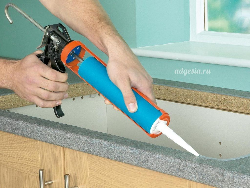 nanesenie_germetika_bostik_basic_silicone.jpeg nanesenie_germetika_bostik_basic_silicone.jpeg